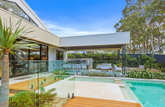 <b>Frameless Glass Pool Fencing&nbsp; Caitlin Darcy</b>